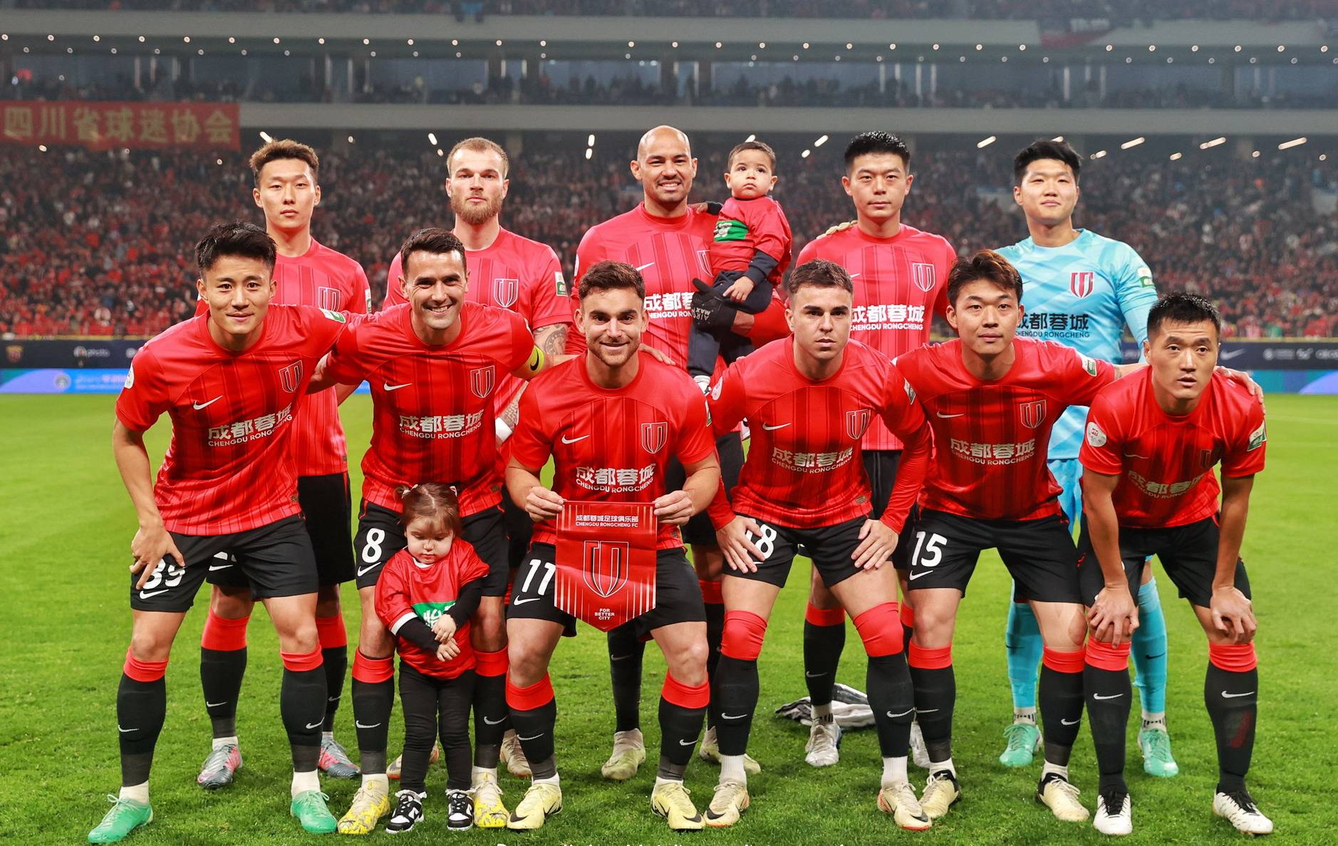 赛地聚焦：CBA季后赛今夜热度飙升，成都蓉城队长鼓劲，赛场秩序良好，年轻球员得到机会的简单介绍